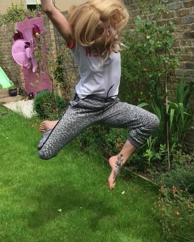 25P Fearne Cotton's pretty feet - mega gallery