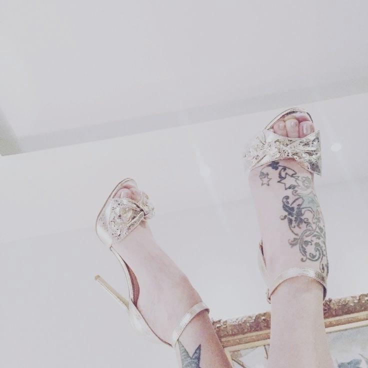 25P Fearne Cotton's pretty feet - mega gallery