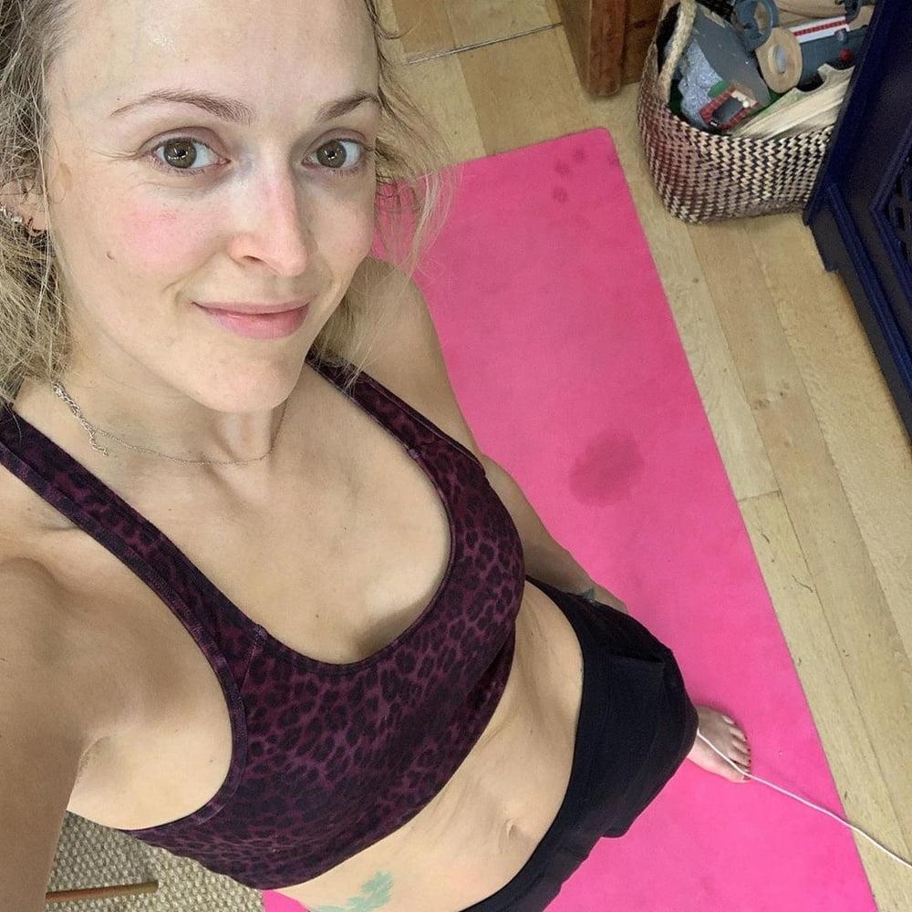 25P Fearne Cotton's pretty feet - mega gallery