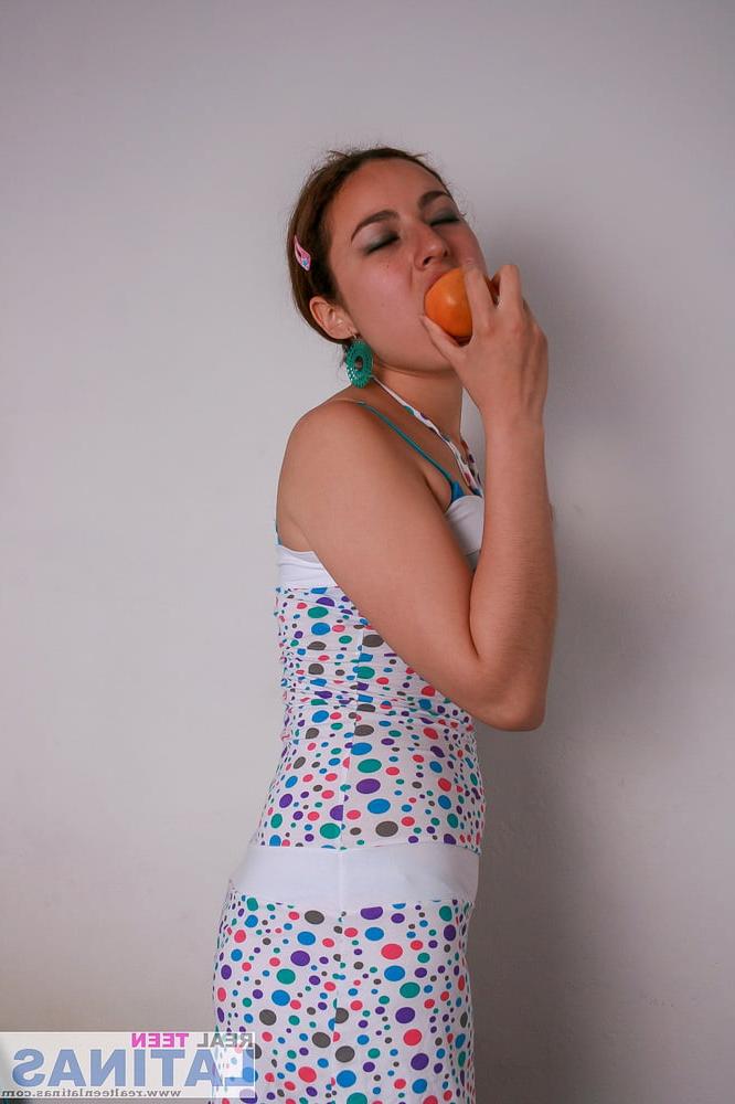 6P Cute Amateur Latina Teen Gracia shows her tits