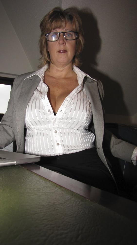 25P Curvy British mature amateur Gabriella K (27)