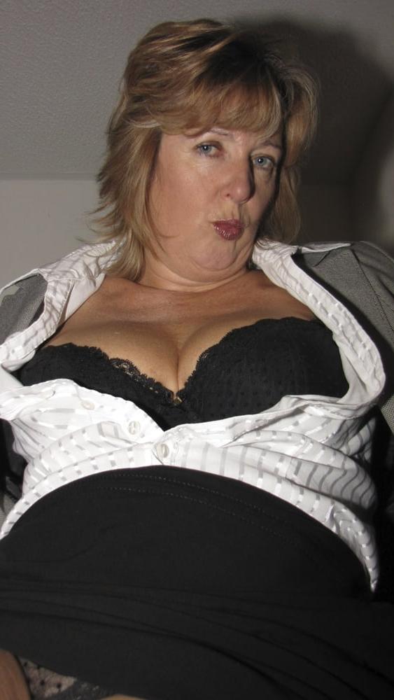 25P Curvy British mature amateur Gabriella K (27)
