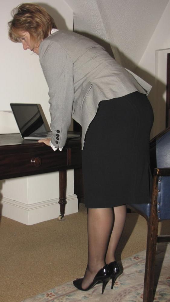25P Curvy British mature amateur Gabriella K (27)