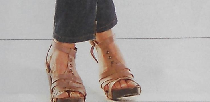 15P Nude female feet I found