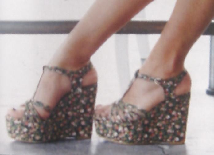 15P Nude female feet I found