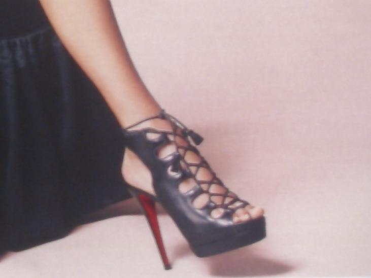 15P Nude female feet I found