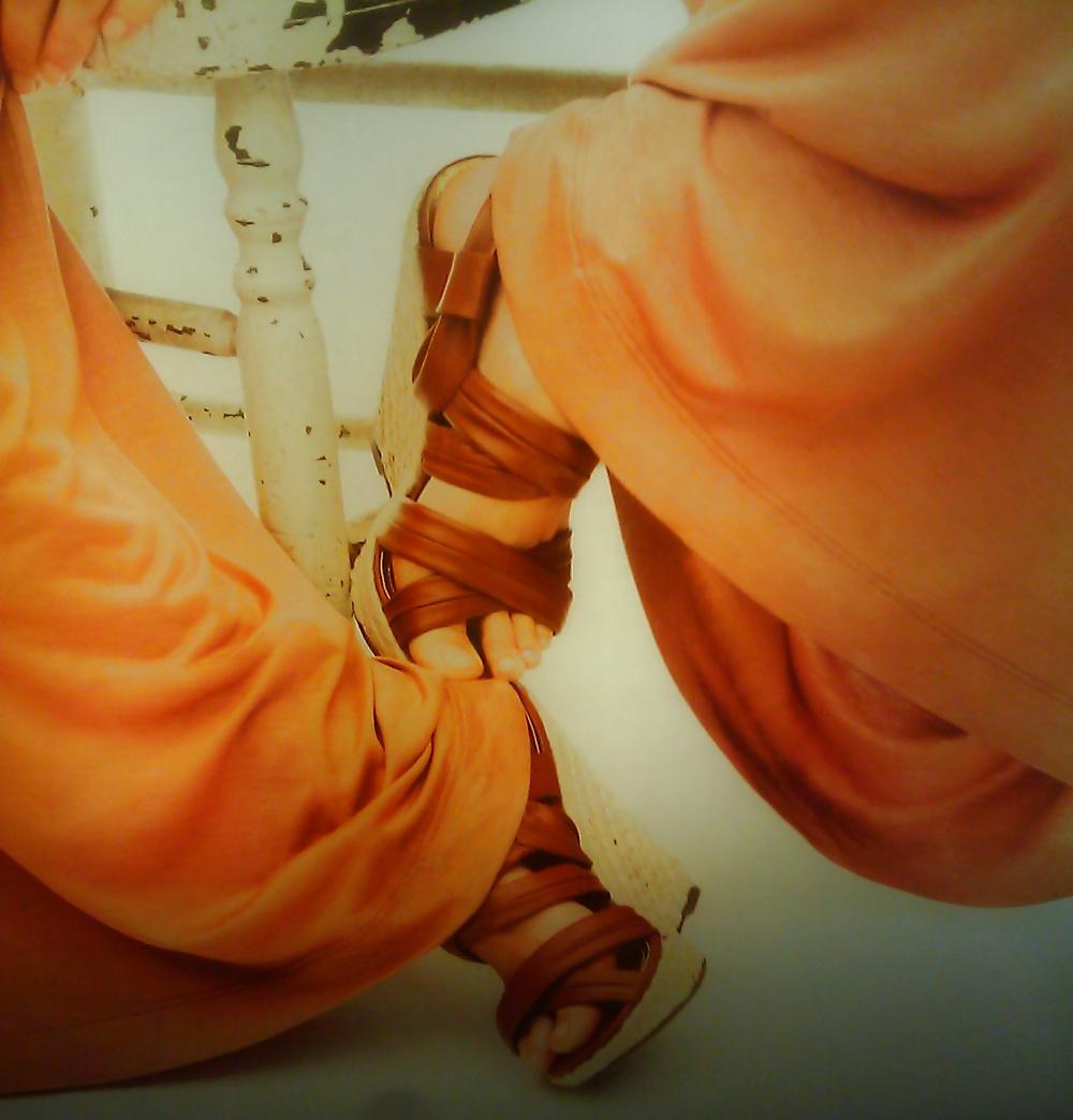 15P Nude female feet I found