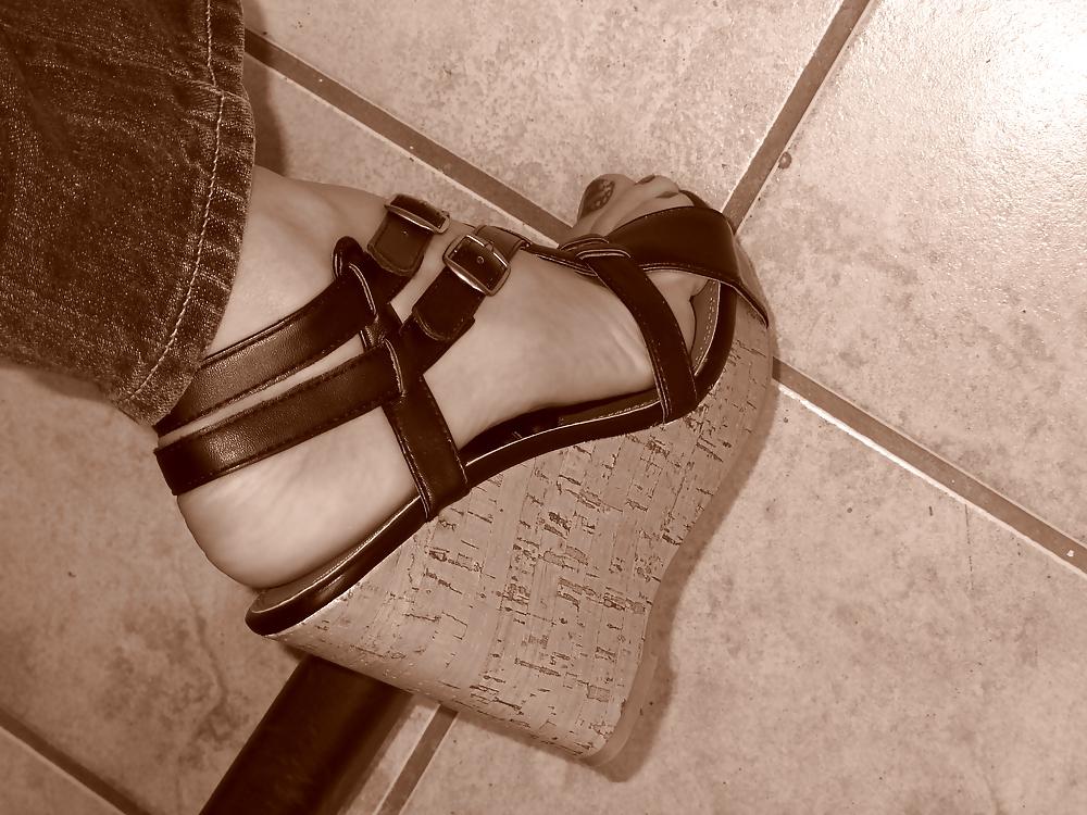 20P Girls feet in wedges heels