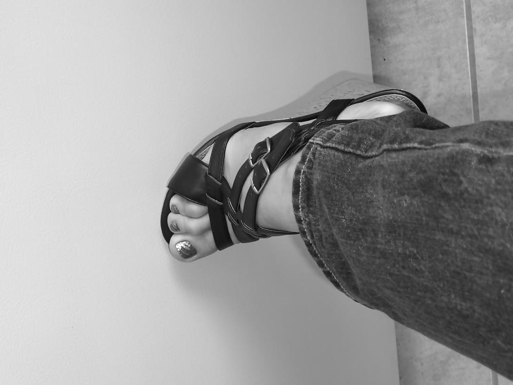 20P Girls feet in wedges heels