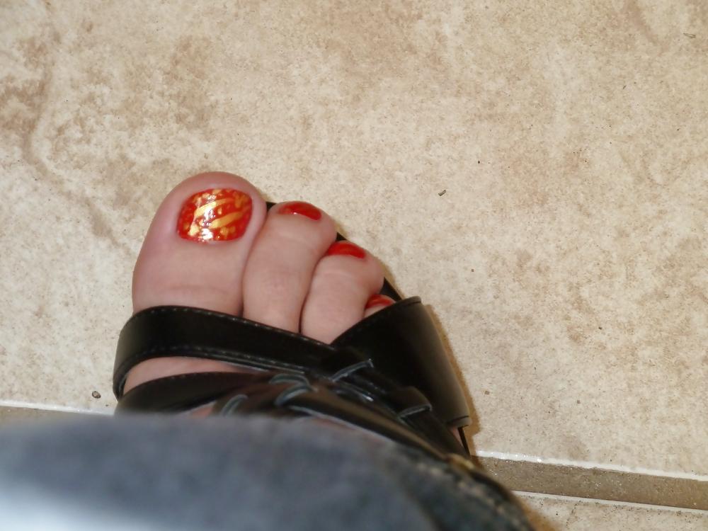 20P Girls feet in wedges heels