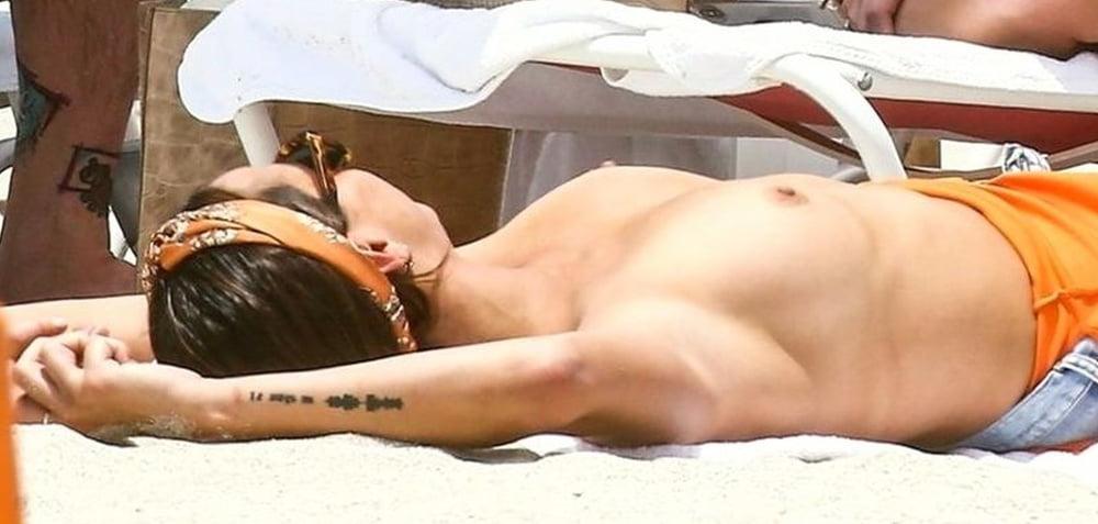 25P Kristen Doute oben ohne Miami Juni 2019