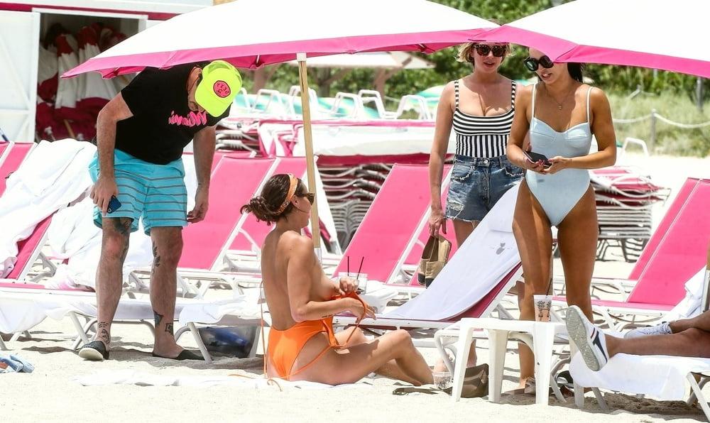 25P Kristen Doute oben ohne Miami Juni 2019