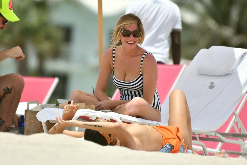 25P Kristen Doute oben ohne Miami Juni 2019