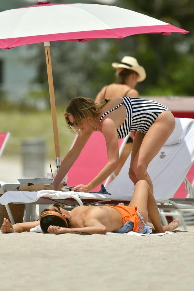 25P Kristen Doute oben ohne Miami Juni 2019