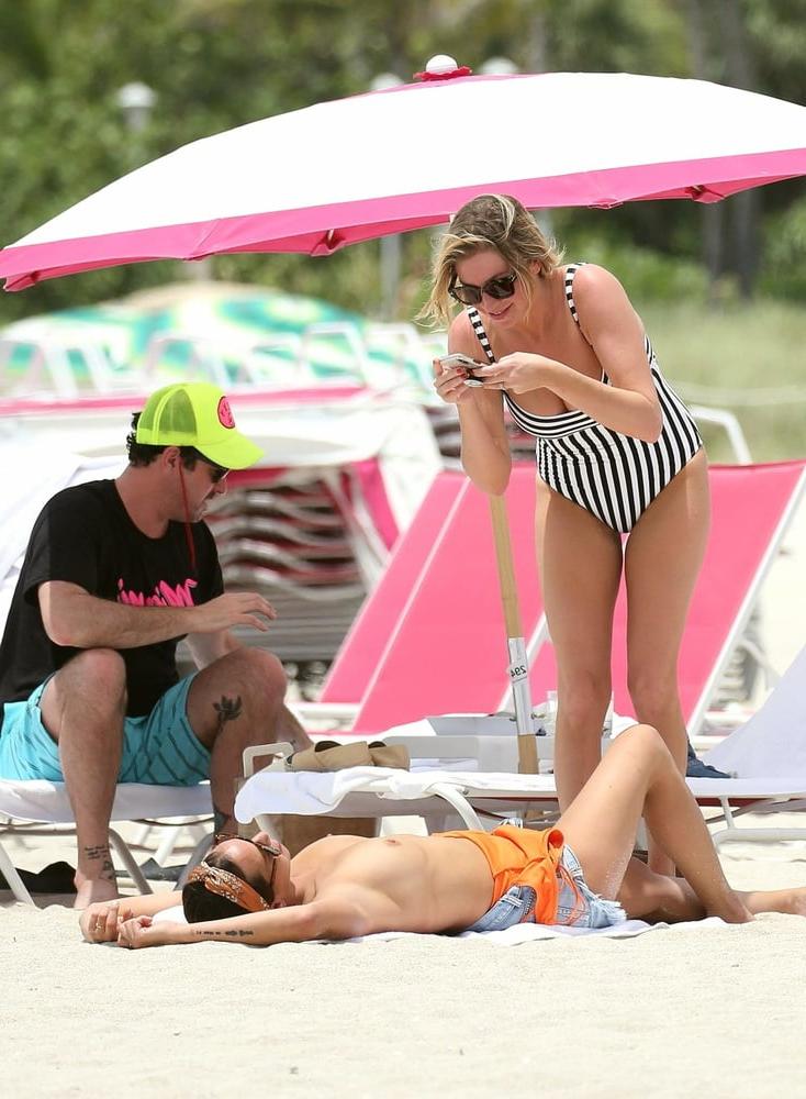 25P Kristen Doute oben ohne Miami Juni 2019
