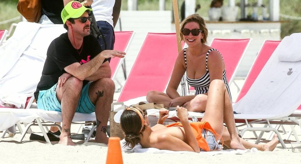 25P Kristen Doute oben ohne Miami Juni 2019