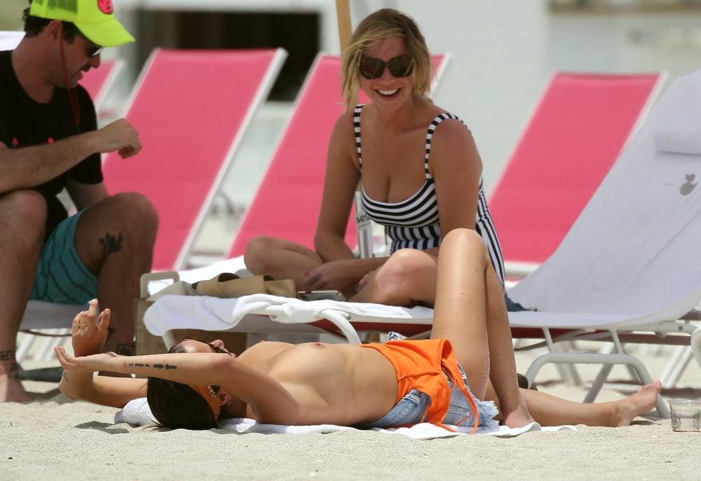 25P Kristen Doute oben ohne Miami Juni 2019