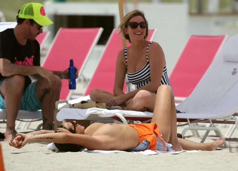 25P Kristen Doute oben ohne Miami Juni 2019