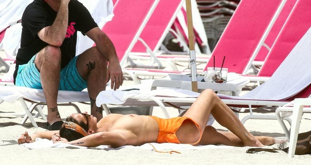 25P Kristen Doute oben ohne Miami Juni 2019