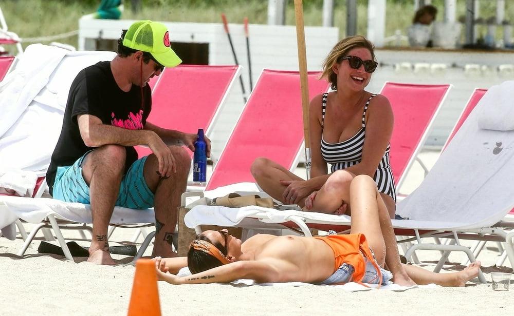 25P Kristen Doute oben ohne Miami Juni 2019
