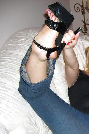 25P Milfs feet footjob