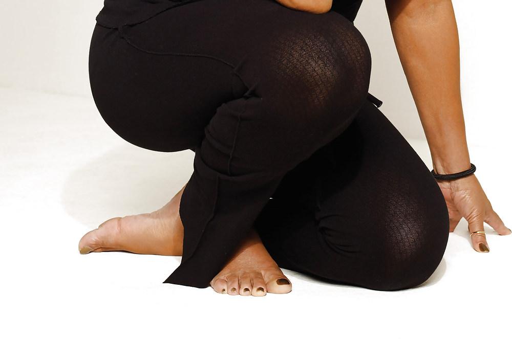 25P Milfs feet footjob