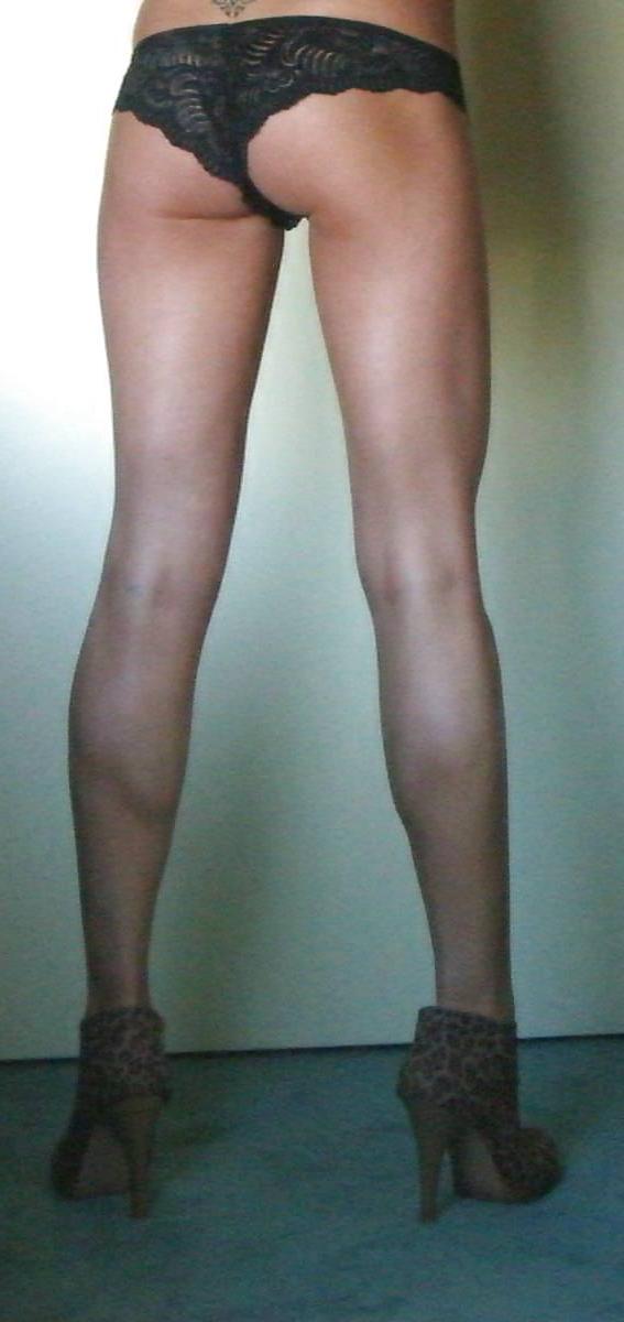 25P Muscular female body