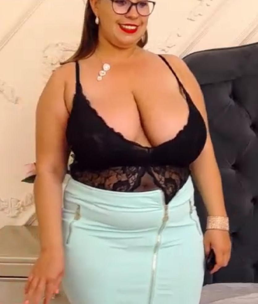25P SDRUWS2 - BUSTY HOT CHUBBY WEBCAM MODEL GIZELLE.