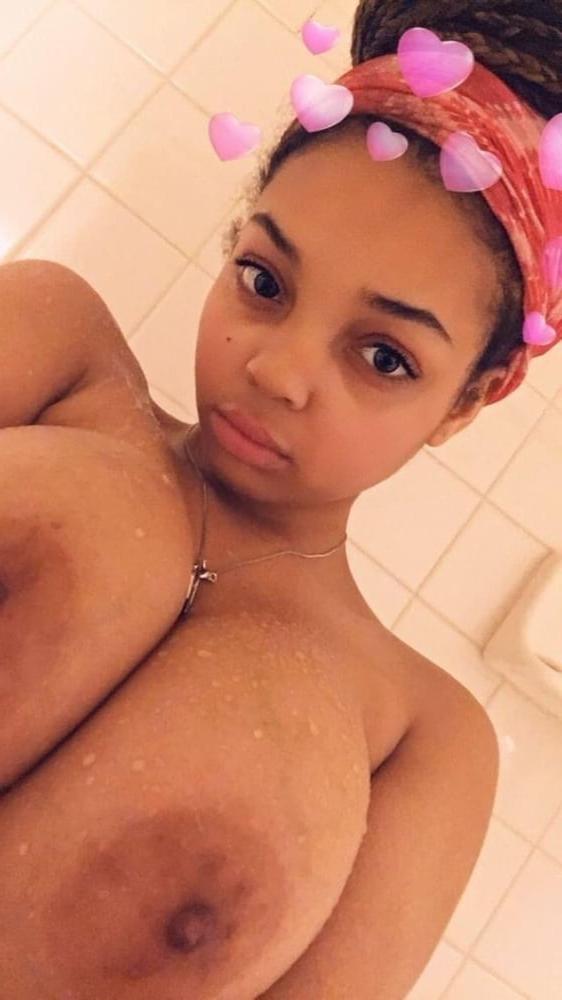 24P THIS BITCH TAKING A SELFIE V6