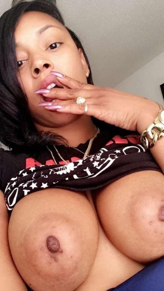 24P THIS BITCH TAKING A SELFIE V7