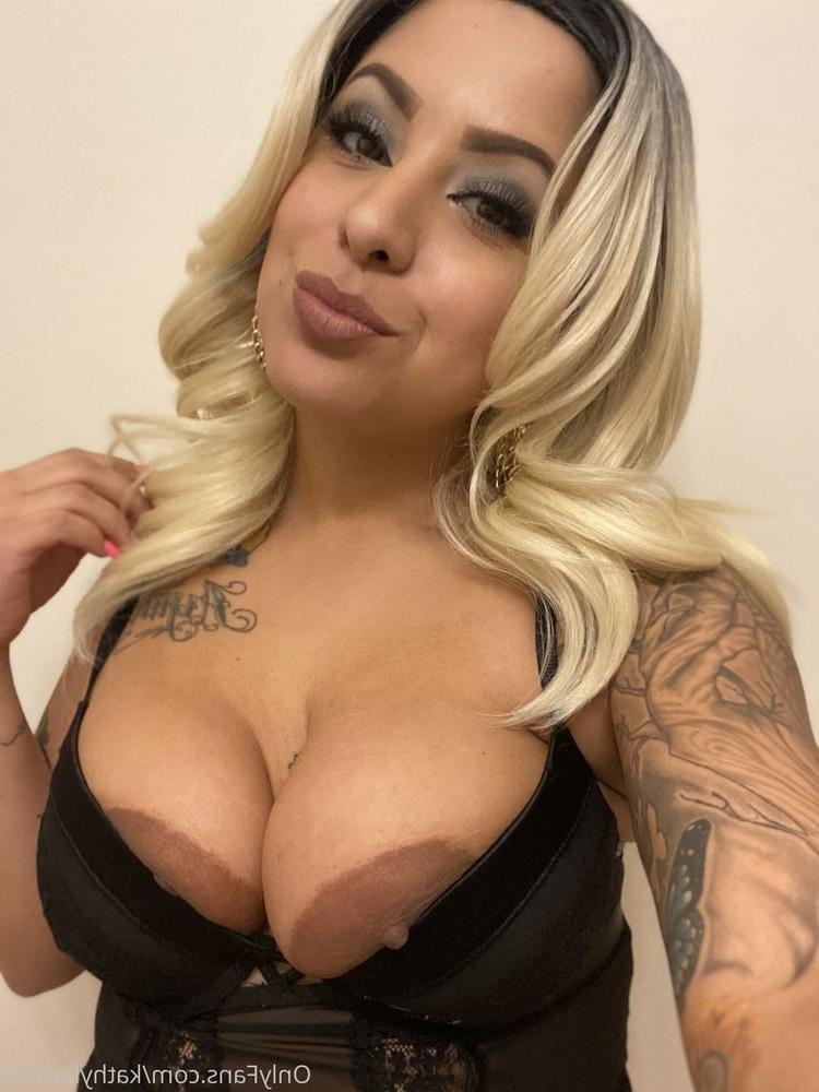 24P THIS BITCH TAKING A SELFIE V7