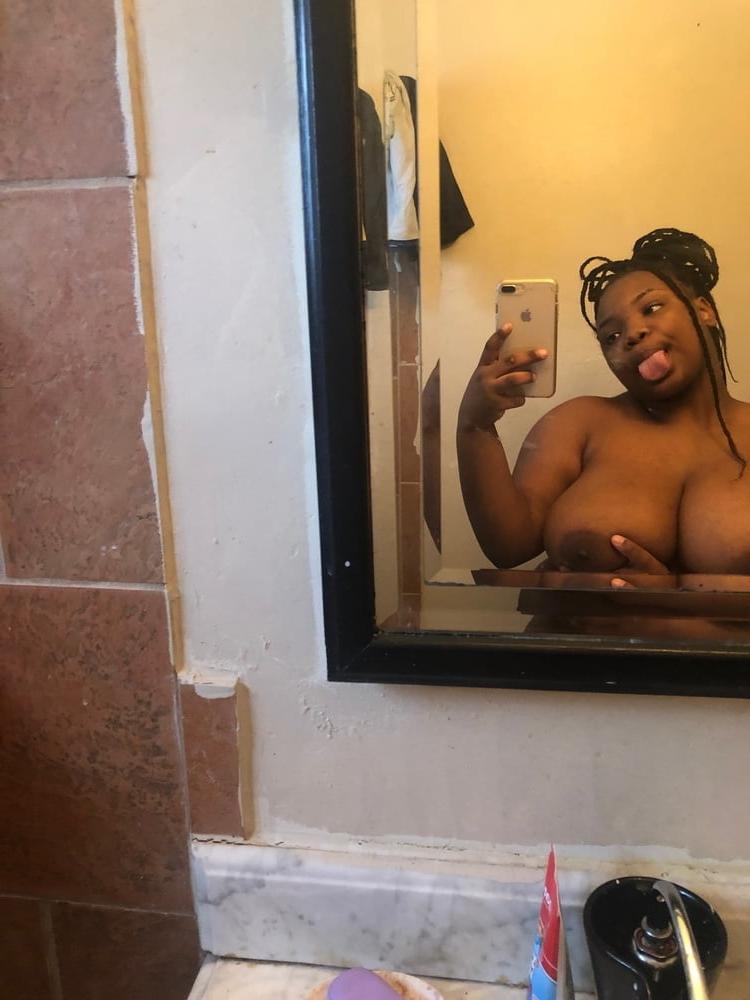 24P THIS BITCH TAKING A SELFIE V7