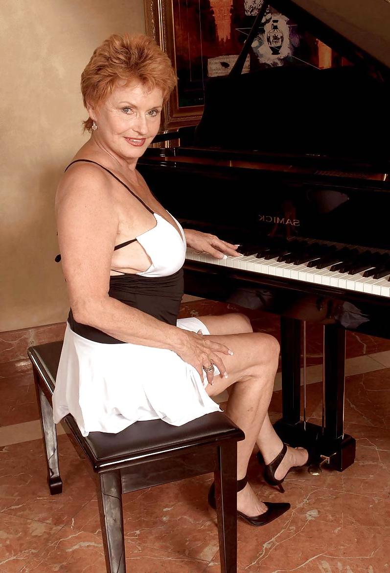 11P Play With Piano Player