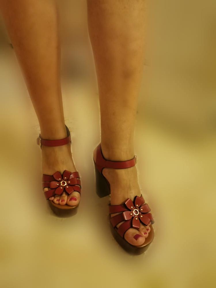 8P Sunbath for wife's oily feet