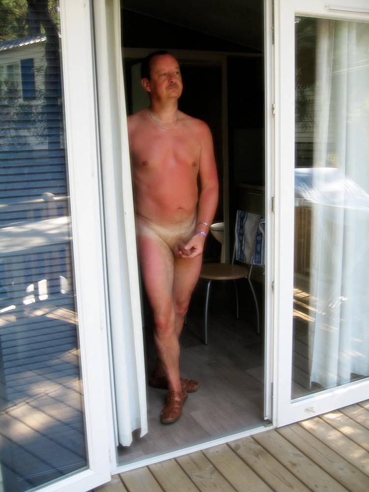 25P 3. French couple expose