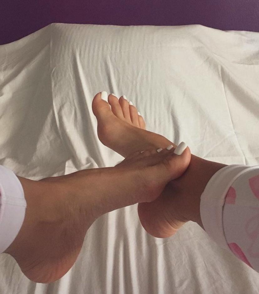 25P sexy feet