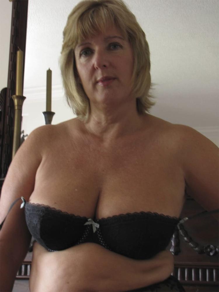 25P Curvy British mature amateur Gabriella K (24)
