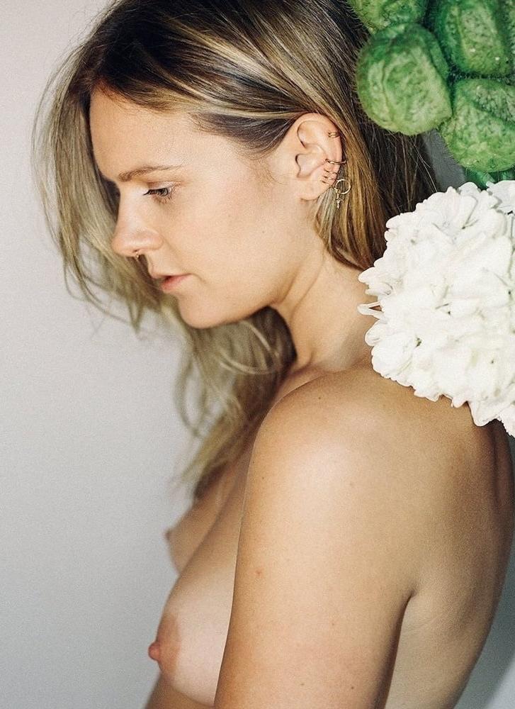 25P Wank Bank Pic Dump 18 - Topless &amp; Famous
