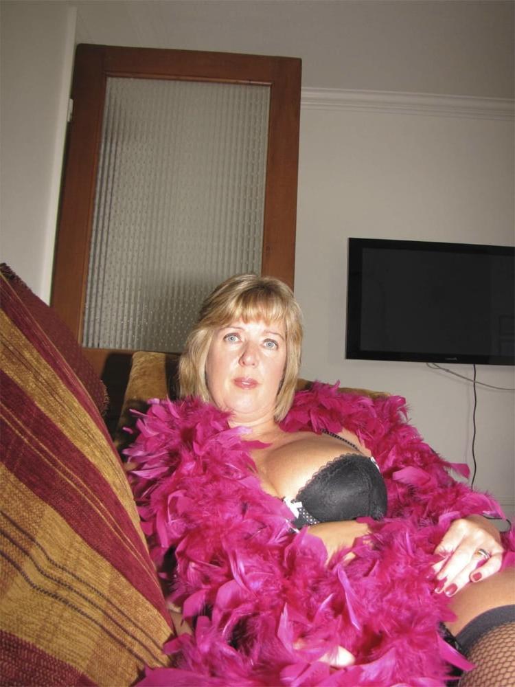 21P Curvy British mature amateur Gabriella K (23)