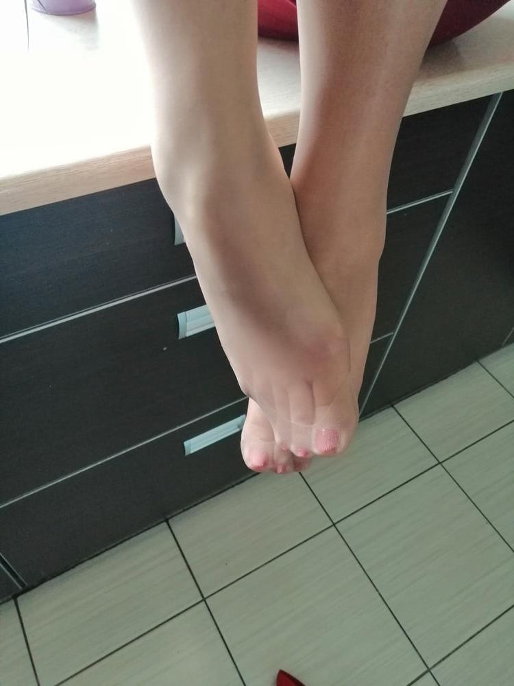 18P pantyhose feet