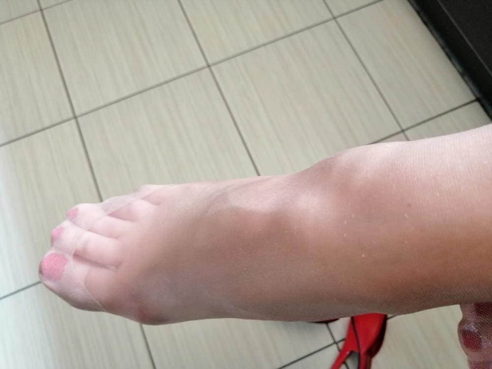 18P pantyhose feet