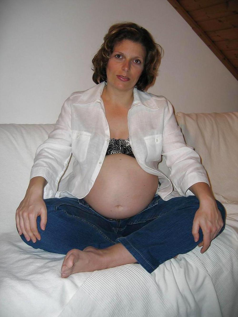 25P HORNY PREGNANT MOM