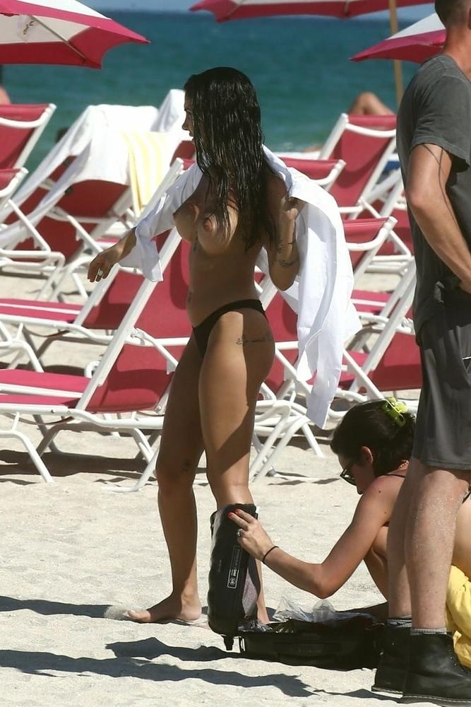 11P Giulia de Lellis beach topless april 2019