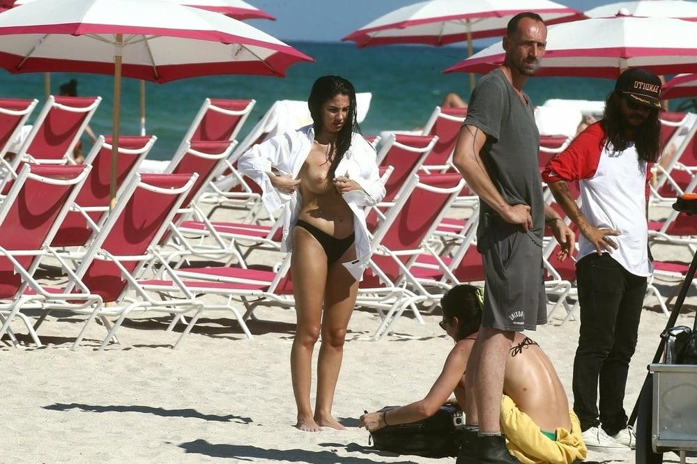 11P Giulia de Lellis beach topless april 2019