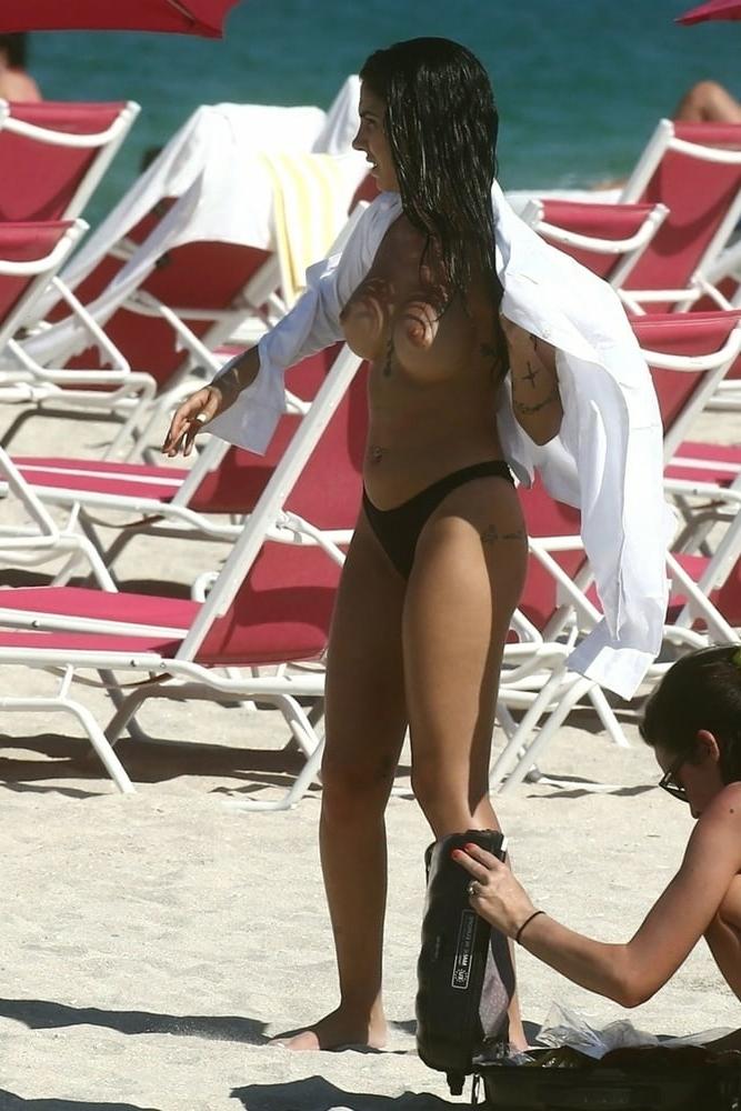 11P Giulia de Lellis beach topless april 2019