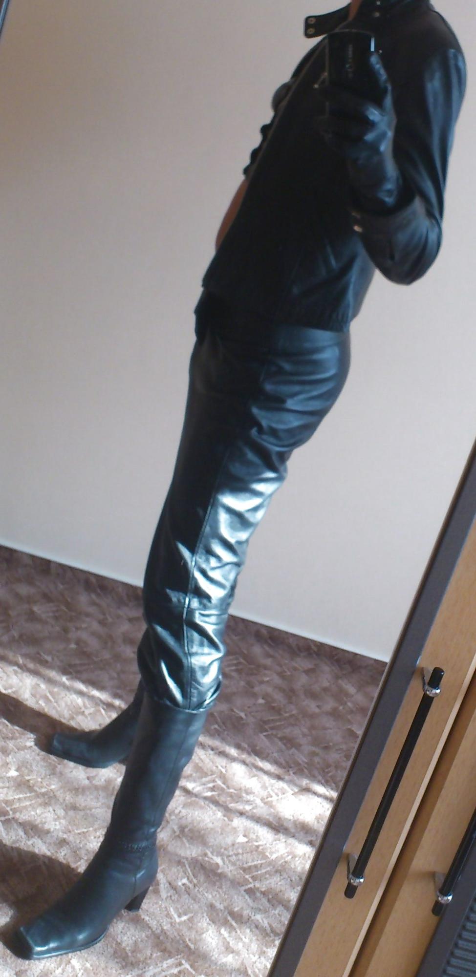 25P Leather Play
