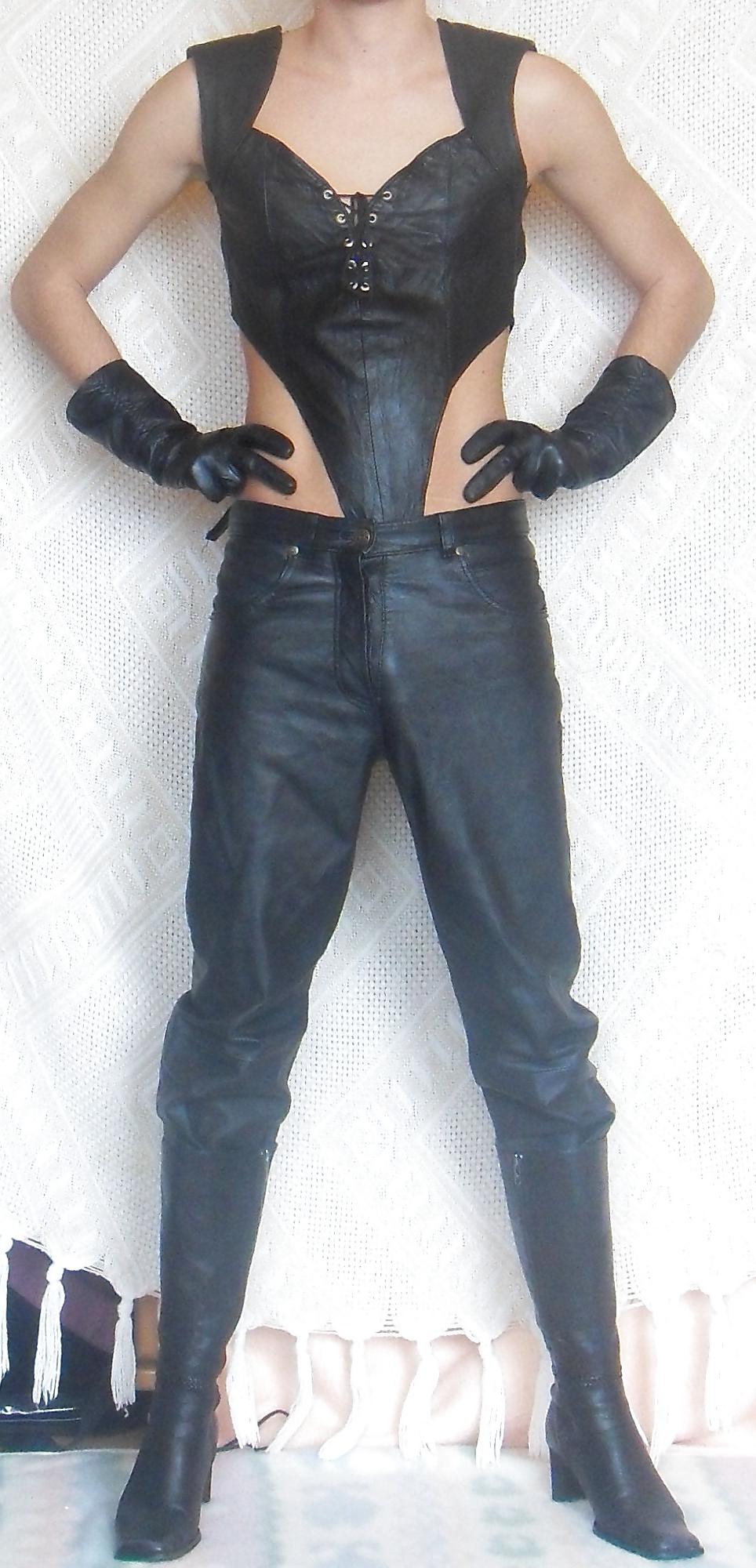 25P Leather Play