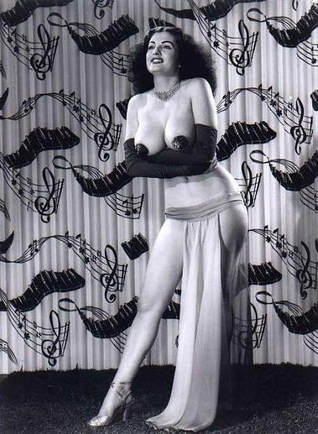 25P 50's era opera length gloves and high heels