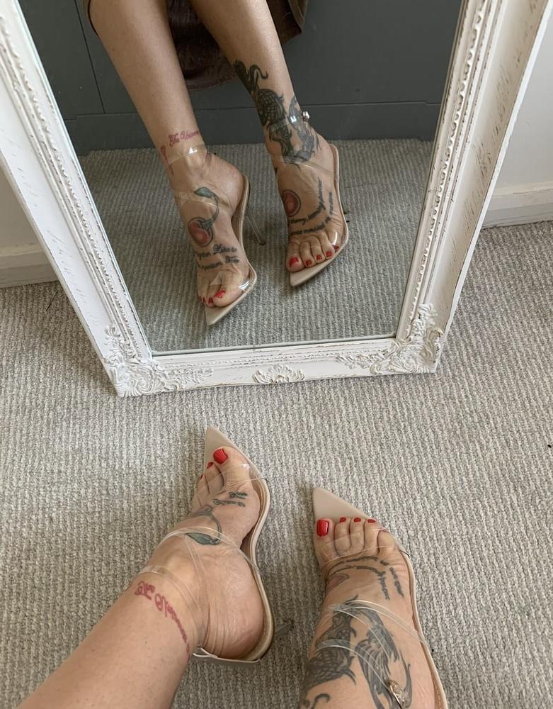 25P Camilla Jayne's feet