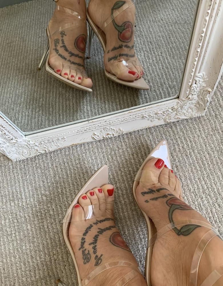 25P Camilla Jayne's feet